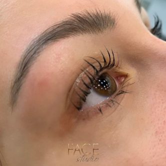 O LIFTING DE PESTANAS evidencia a curvatura natural das pestanas, abrindo e valorizando o olhar! Além de que evita o uso diário do Rímel!